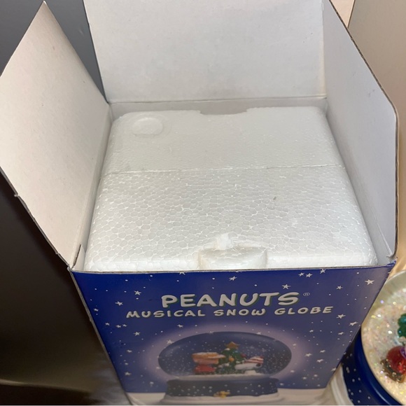 NWT Hallmark Peanuts 50th anniversary Christmas set. Snow globe,book & lunch box - Picture 16 of 16